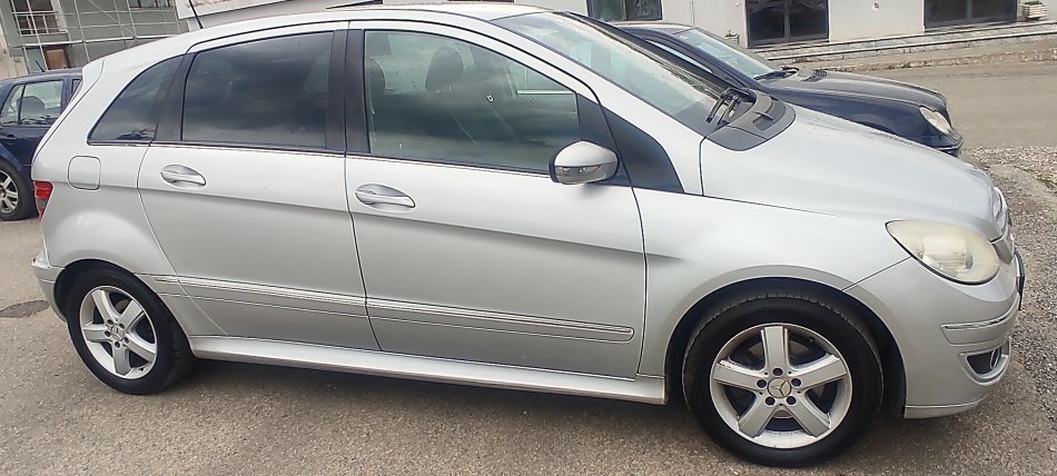 Tirane, shitet makine Mercedes Benz Benzin+Gaz, gri e erret automatik Kondicioner 290.000 km 4.500 €