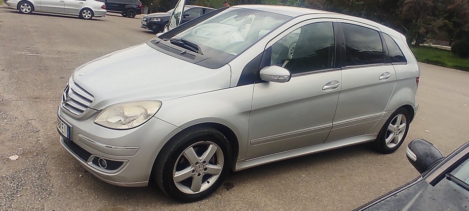 Tirane, shitet makine Mercedes Benz Benzin+Gaz, gri e erret automatik Kondicioner 290.000 km 4.500 €