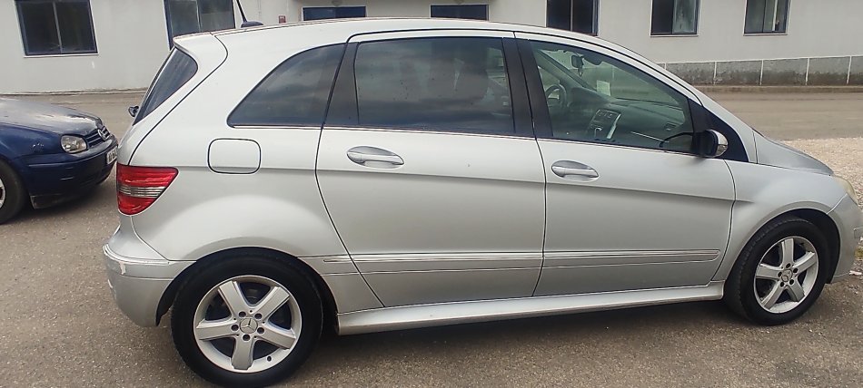 Tirane, shitet makine Mercedes Benz Benzin+Gaz, gri e erret automatik Kondicioner 290.000 km 4.500 €