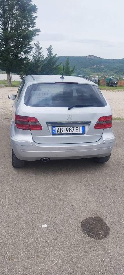 Tirane, shitet makine Mercedes Benz Benzin+Gaz, gri e erret automatik Kondicioner 290.000 km 4.500 €