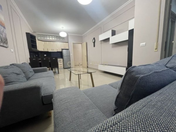 Tirane, jepet me qera apartament 1+1 Kati 4, 500 € (Bulevardi i ri)
