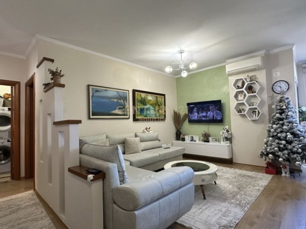 Tirane, jap me qera apartament 1+1+Ballkon , 65 m² 600 € (Rruga e Kosovarëve)