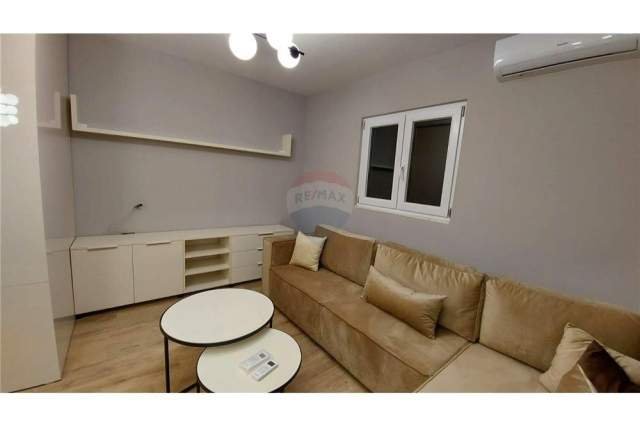 Tirane, jepet me qera apartament 1+1 Kati 1, 62 m² 500 Euro (KOMUNA PARISIT)