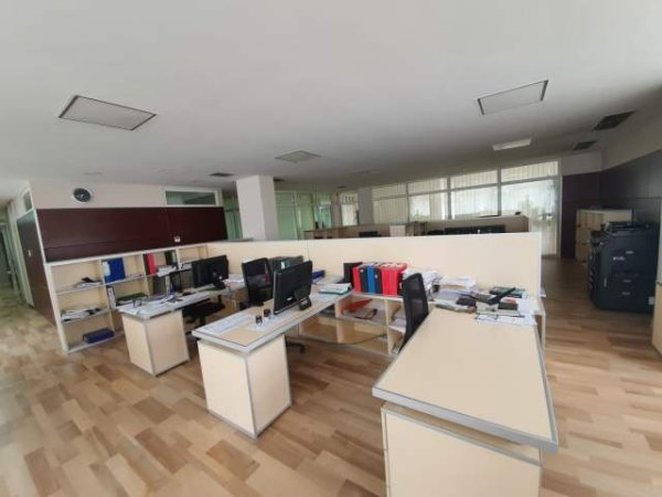 Tirane, jepet me qera ambjent biznesi Kati 3, 250 m² 2.500 Euro (kopshti zoologjik)