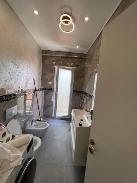 Tirane, jepet me qera apartament 3+1+BLK Kati 4, 118 m² 800 Euro (Selvie)