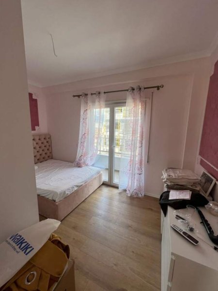 Tirane, jepet me qera apartament 3+1+BLK Kati 4, 118 m² 800 Euro (Selvie)