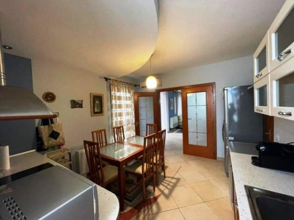 Tirane, jepet me qera apartament 2+1+A+BLK 140 m² 1.000 Euro