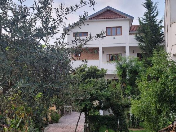 Tirane, jepet me qera Vile 3 Katshe Kati 4, 500 m² 2.500 Euro (Vilat Gjermane)