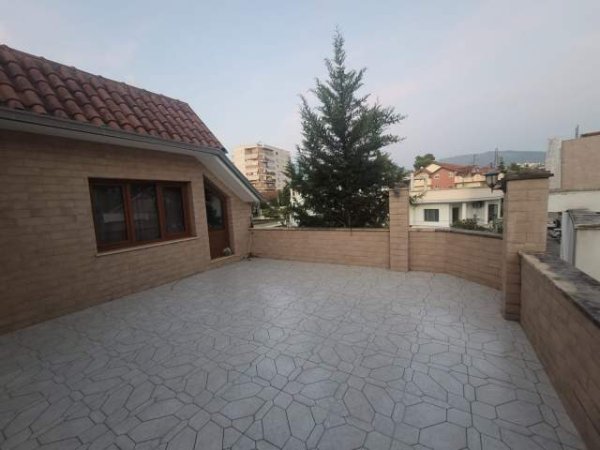 Tirane, jepet me qera Vile 3 Katshe Kati 4, 500 m² 2.500 Euro (Vilat Gjermane)