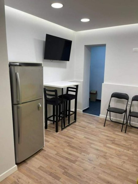 Jepet me qera Apartament 1+1 tek Stadiumi Dinamo , 5 minuta ne kembe larg bllokut .