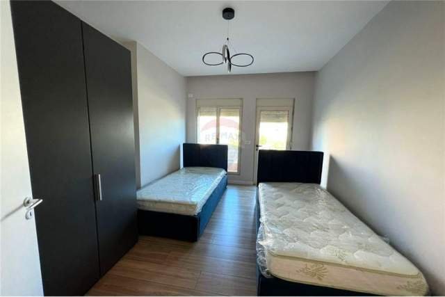 Tirane, jepet me qera apartament 2+1+BLK Kati 1, 95 m² 500 Euro (KOMPLEKSI USLUGA)