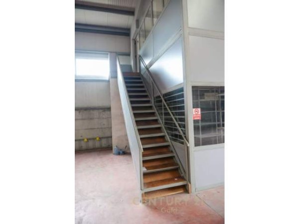 Fier, jap me qera magazine Kati 0, 1.800 m² 2.500 Euro (Portrez,Fier)