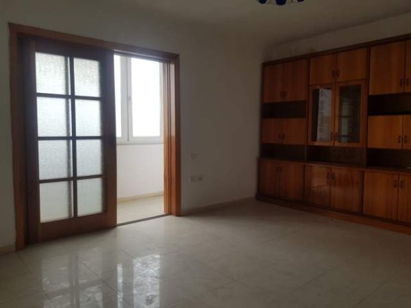 Tirane, jepet me qera apartament 2+1 Kati 4, 75 m² 300 Euro (treni)