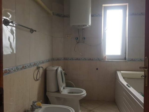 Tirane, jepet me qera apartament 2+1 Kati 4, 75 m² 300 Euro (treni)