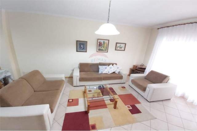Tirane, jepet me qera apartament Kati 1, 82 m² 400 Euro (liceu artistik)