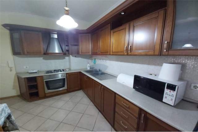 Tirane, jepet me qera apartament Kati 1, 82 m² 400 Euro (liceu artistik)