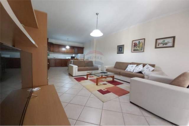 Tirane, jepet me qera apartament Kati 1, 82 m² 400 Euro (liceu artistik)