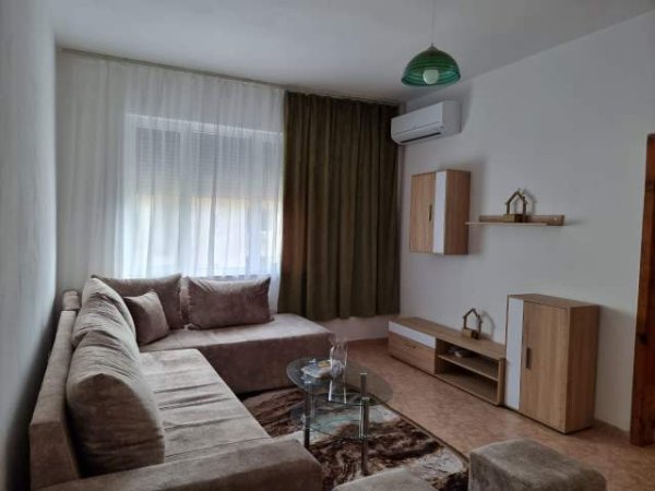 Tirane, jepet me qera apartament 3+1 700 Euro