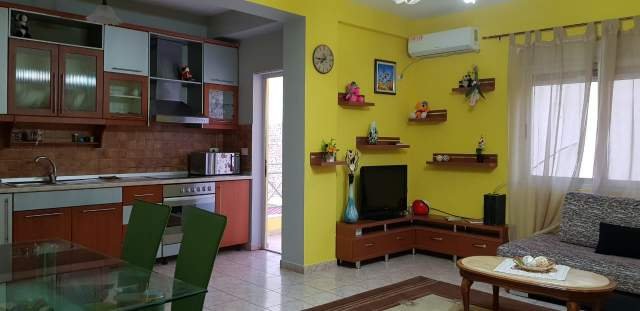 Tirane, jepet me qera apartament 1+1 Kati 4, 350 Euro