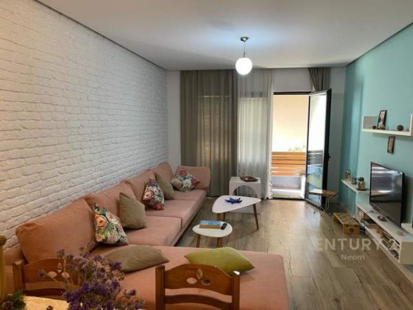 Tirane, jepet me qera 2+1 Kati 6, 112 m² 450 Euro (prane kmy, yzberisht)