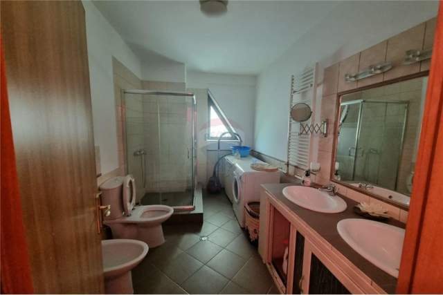 Tirane, jepet me qera apartament 3+1+BLK Kati 2, 137 m² 650 Euro