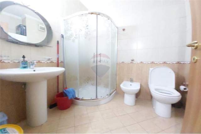 Tirane, jepet me qera apartament Kati 1, 82 m² 400 Euro (liceu artistik)