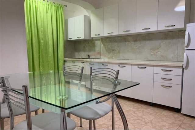 Tirane, jepet me qera apartament 2+1 Kati 4, 90 m² 650 Euro (Garda Bllok)