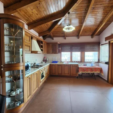 Tirane, jepet me qera apartament 2+1 Kati 8, 1.500 Euro (ish Garda)