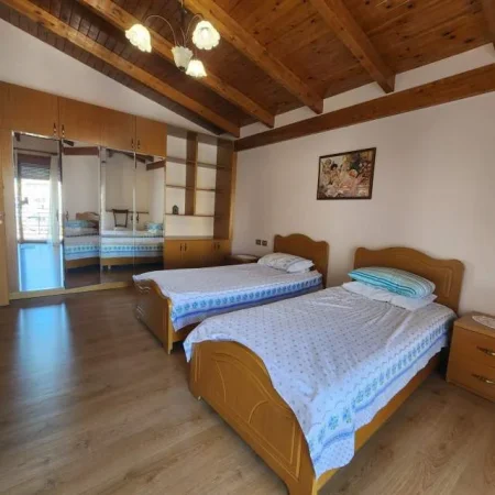 Tirane, jepet me qera apartament 2+1 Kati 8, 1.500 Euro (ish Garda)