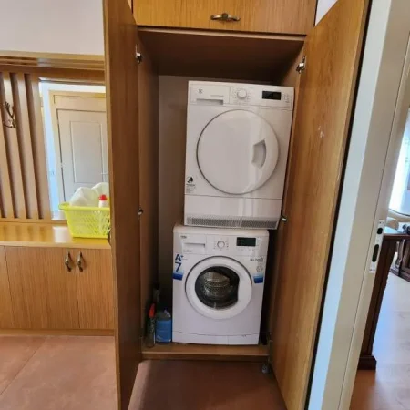 Tirane, jepet me qera apartament 2+1 Kati 8, 1.500 Euro (ish Garda)