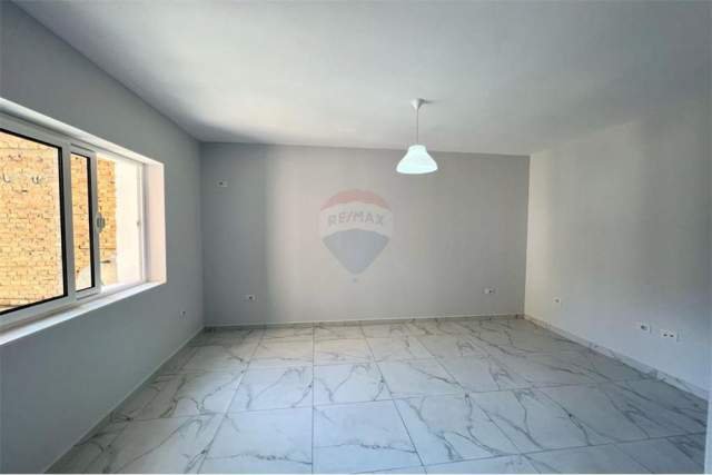 Tirane, jepet me qera apartament 2+1 Kati 1, 96 m² 500 Euro (myslym shyri)