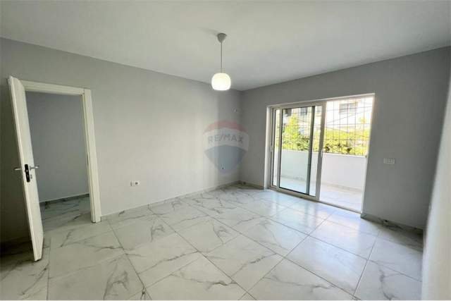 Tirane, jepet me qera apartament 2+1 Kati 1, 96 m² 500 Euro (myslym shyri)