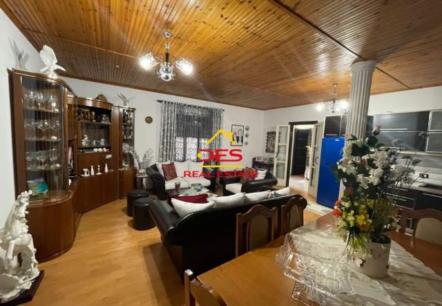Vlore, shitet shtepi 2 Katshe Kati 2, 300 m² 300.000 Euro (1 Maji)