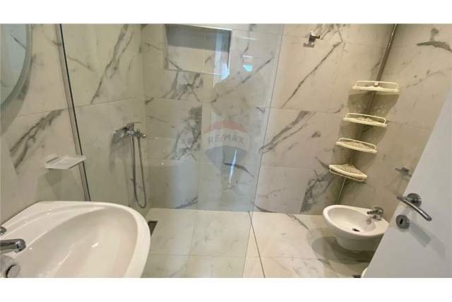 Tirane, jepet me qera apartament 2+1 Kati 1, 115 m² 500 Euro (21 Dhjetori)