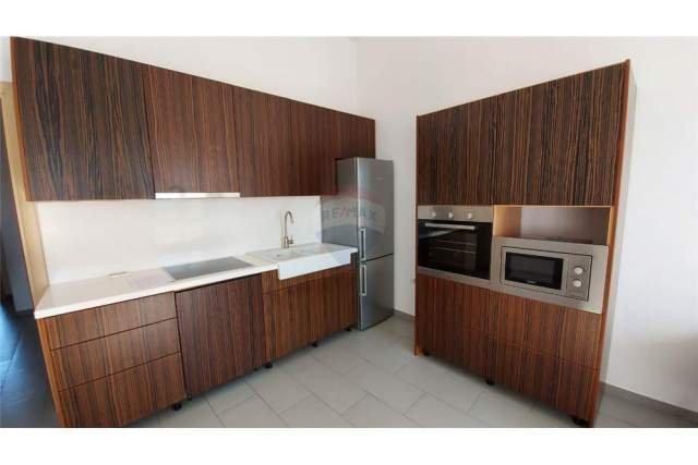 Tirane, jepet me qera apartament 2+1 Kati 9, 120 m² 550 Euro (RRUGA NDRE MJEDA)