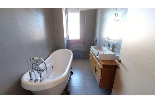 Tirane, jepet me qera apartament 2+1 Kati 9, 120 m² 550 Euro (RRUGA NDRE MJEDA)