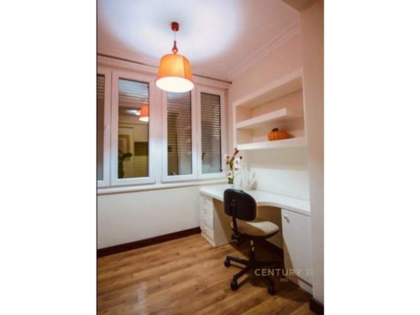 Tirane, jepet me qera apartament 1+1 Kati 2, 115 m² 350 Euro (Prane ish doganes)