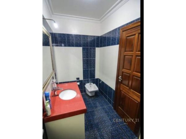 Tirane, jepet me qera apartament 1+1 Kati 2, 115 m² 350 Euro (Prane ish doganes)