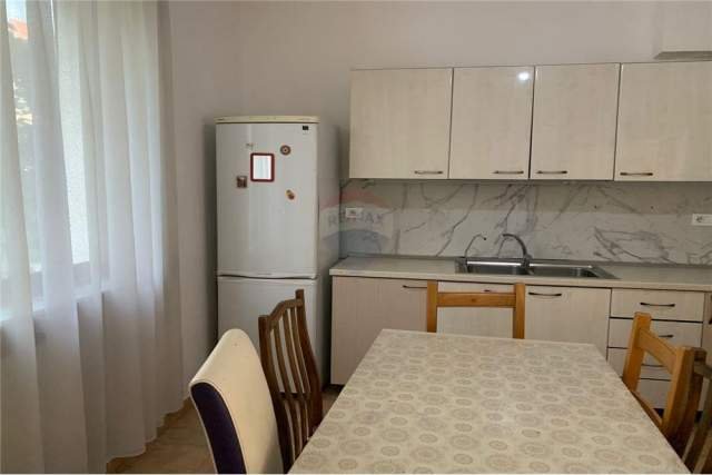 Tirane, jepet me qera apartament 4+1 Kati 2, 120 m² 400 Euro