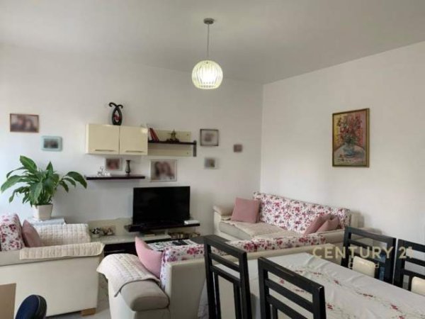 Tirane, jepet me qera apartament 1+1+BLK Kati 2, 82 m² 500 Euro (kompleksi magnet)