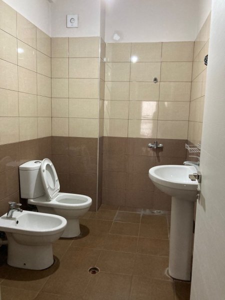 Tirane, jepet me qera apartament 2+1+Ballkon , 130 m² 500 € (Astir)