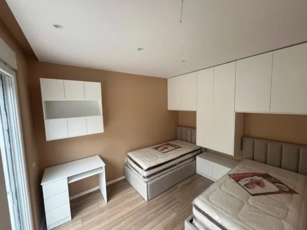 Tirane, jepet me qera apartament 2+1 Kati 2, 115 m² 700 € (Liqeni i Thate)