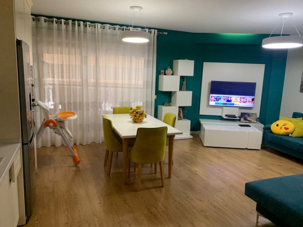Tirane, jepet me qera apartament 2+1+Ballkon Kati 4, 117 m² 800 € (Kompleksi Kontakt)