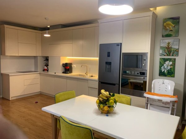 Tirane, jepet me qera apartament 2+1+Ballkon Kati 4, 117 m² 800 € (Kompleksi Kontakt)