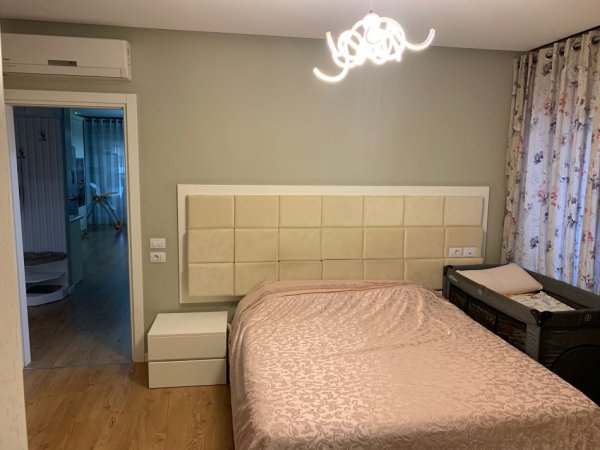 Tirane, jepet me qera apartament 2+1+Ballkon Kati 4, 117 m² 800 € (Kompleksi Kontakt)