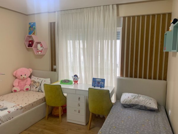 Tirane, jepet me qera apartament 2+1+Ballkon Kati 4, 117 m² 800 € (Kompleksi Kontakt)
