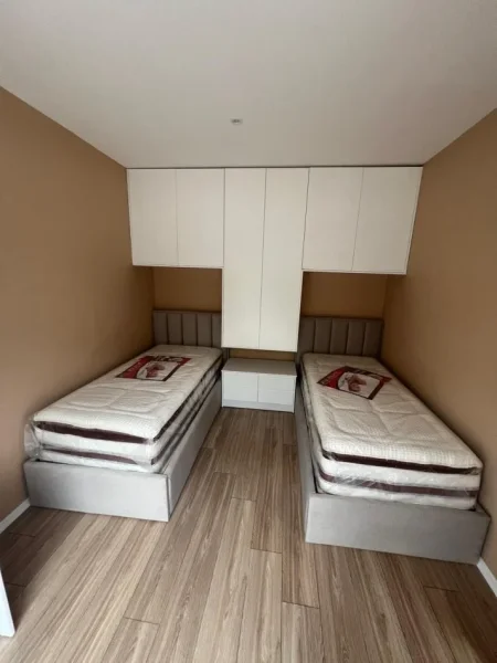 Tirane, jepet me qera apartament 2+1+Ballkon Kati 3, 120 m² 700 € (Rezidenca FZ, Liqeni i Thate)