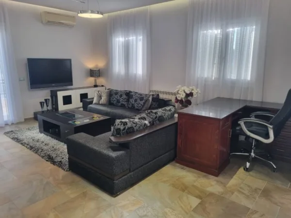 Tirane, jepet me qera shtepi 2+1+Ballkon Kati 3, 100 m² 600 € (rruga 3 Vellezerit Kondi)