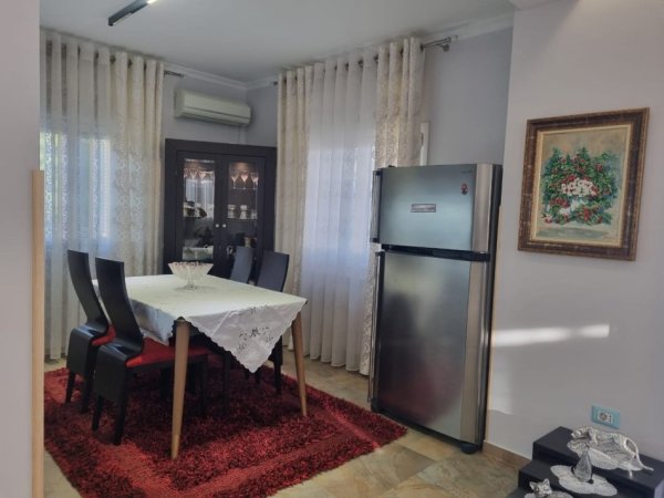 Tirane, jepet me qera shtepi 2+1+Ballkon Kati 3, 100 m² 600 € (rruga 3 Vellezerit Kondi)