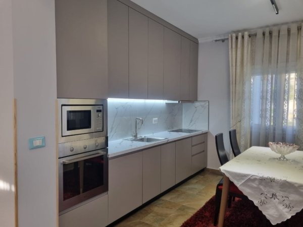 Tirane, jepet me qera shtepi 2+1+Ballkon Kati 3, 100 m² 600 € (rruga 3 Vellezerit Kondi)